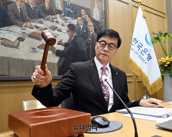 [포토] 한국은행 금통위 개회하는 이창용 총재