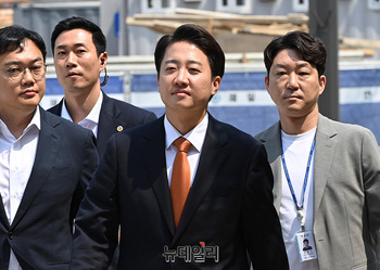 [포토] 사전투표소 찾은 이준석 후보 