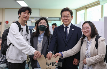 [포토] 신촌서 사전투표하는 이재명 후보 