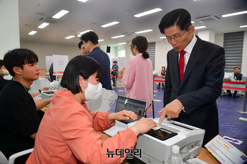 [포토] 계양서 사전투표하는 김문수 후보 
