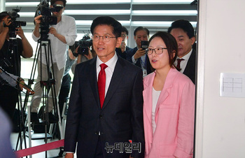 [포토] 사전투표소 찾은 김문수 후보 부녀 