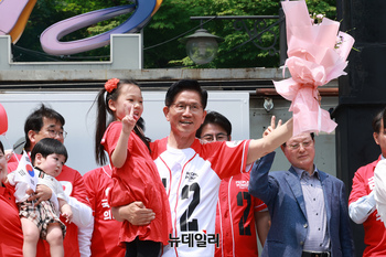 [포토] 아이 꽃다발 선물받는 김문수 후보