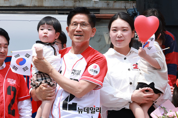 [포토] 부평서 아이 안아 보는 김문수 대선 후보