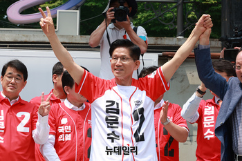 [포토] 손들어 인사하는 김문수 국민의힘 대선후보