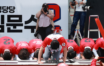 [포토] 부평 집중유세서 큰절하는 김문수 후보