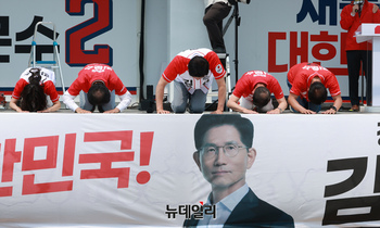 [포토] 김문수, 사전투표 첫날 시흥 삼미시장서 '큰절 인사'