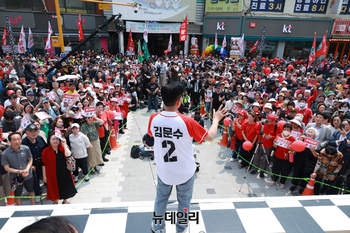 [포토] '사전투표 시작' 김문수, 시흥서 막판 지지층 결집 총력전