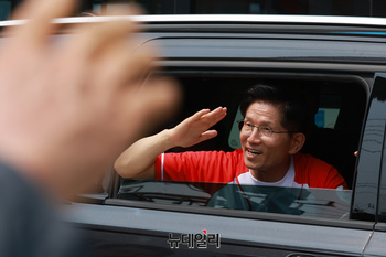 [포토] 시흥 떠나며 인사하는 김문수 대선후보