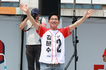 [포토] 두 손 들어 인사하는 김문수 후보