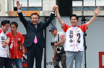 [포토] 함께 인사하는 김문수·손학규