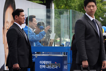 [포토] 야구장 앞에서 지지호소하는 이재명