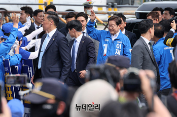 [포토] 경호 받으며 입장하는 이재명 대선후보