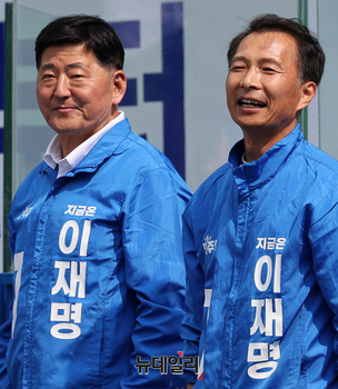 [포토] 이재명 맞이하는 조재희-송기호 지역위원장