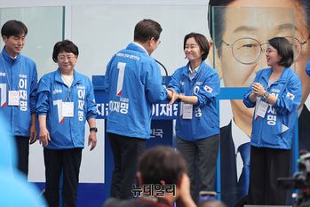 [포토] 진보당 상임대표와 악수하는 이재명