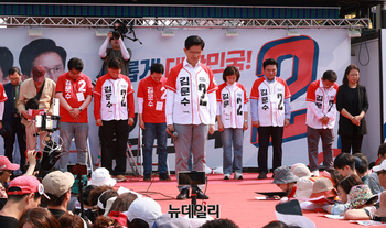 [포토] 초계기 추락사고 희생자에 대한 묵념하는 김문수 후보