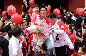 [포토] 어린이 안고 연단 오르는 김문수 후보 