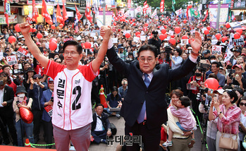 [포토] 김문수 손잡은 전병헌 새미래 대표 