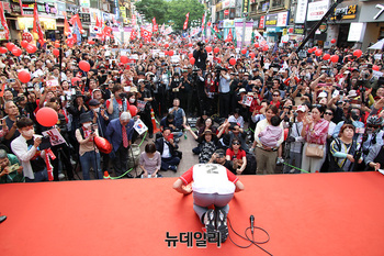 [포토] 안양시민 향해 절하는 김문수 후보 