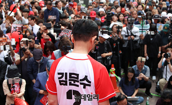 [포토] '해군 초계기 추락사고' 묵념하는 김문수 후보 