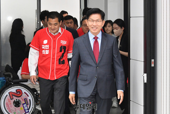 [포토] 호소문 발표를 위해 입장하는 김문수 후보