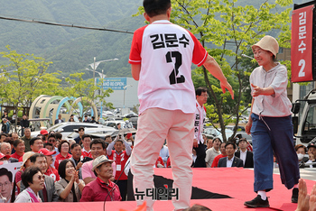 [포토] 서명희 여사 소개하는 김문수 후보