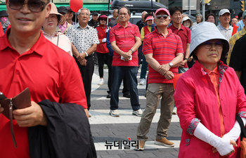 [포토] 붉은계열 옷 꺼내 입고 김문수 맞이한 가평군민들