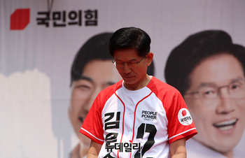 [포토] 묵념하는 김문수 후보 