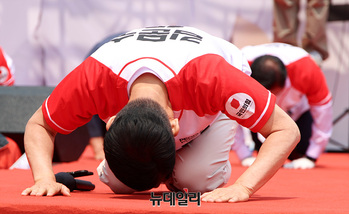 [포토] 이천시민 향해 큰절하는 김문수 후보 