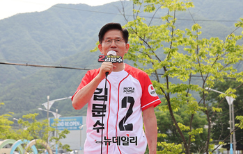 [영상] 해군 초계기 순직자 묵념하는 김문수 