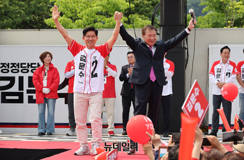 [포토] 가평서 김문수 찬조연설 나선 손학규 전 경기지사