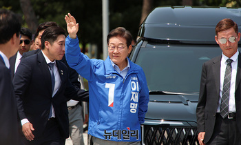 [포토] 춘천 유세장 도착한 이재명 후보 