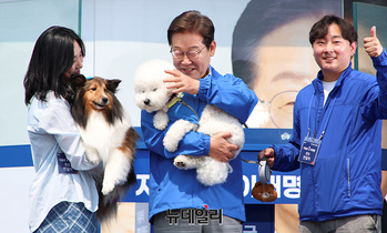 [포토] 강아지 안은 이재명 후보 