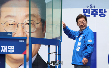 [포토] 방탄유리 뒤로 이동하는 이재명 후보 