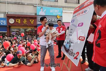 [포토] 전철연장 공약 선보이는 김문수 후보