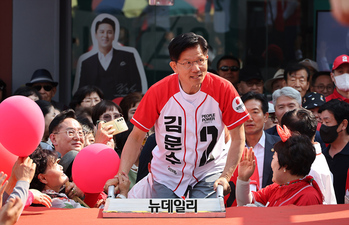 [포토] 제천중앙시장 유세장 입장하는 김문수