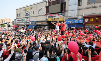 [영상] 제천시민들에 인사하는 김문수-엄태영