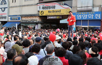 [포토] 제천중앙시장서 지원유세하는 개그맨 김종국