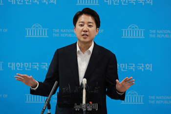 [포토] 제명 관련 기자들의 질문에 답하는 이준석 후보