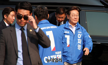 [포토] 철통 경호 속  유세장 도착한 이재명 후보 