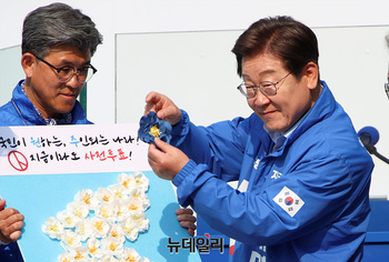 [포토] 퍼포먼스하는 이재명 후보 