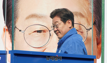 [포토] 연단 오르는 이재명 후보 