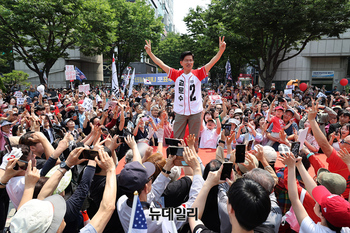 [포토] 분당 야탑역서 표심잡기 나선 김문수