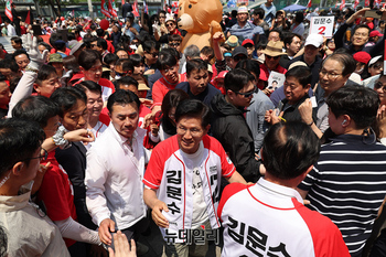 [포토] 지지자 손잡으며 유세장 나서는 김문수