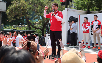 [포토] 지지호소하는 윤상현 공동선대위원장