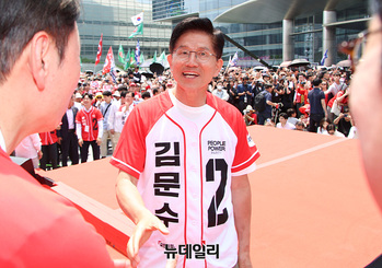 [포토] 유세장 도착한 김문수 후보 