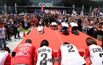 [포토] 큰절하는 김문수 대선 후보 