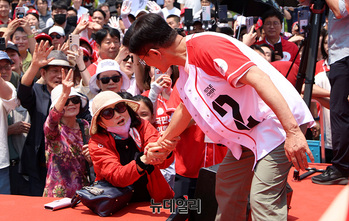 [포토] 시민과 악수하는 김문수 후보 
