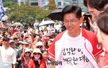 [포토] 유세장 떠나는 김문수 후보 