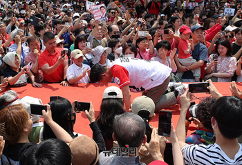 [포토] D-2 큰절 올리는 김문수