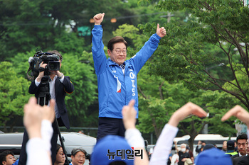 [포토] 시민 향해 인사하는 이재명 후보 
